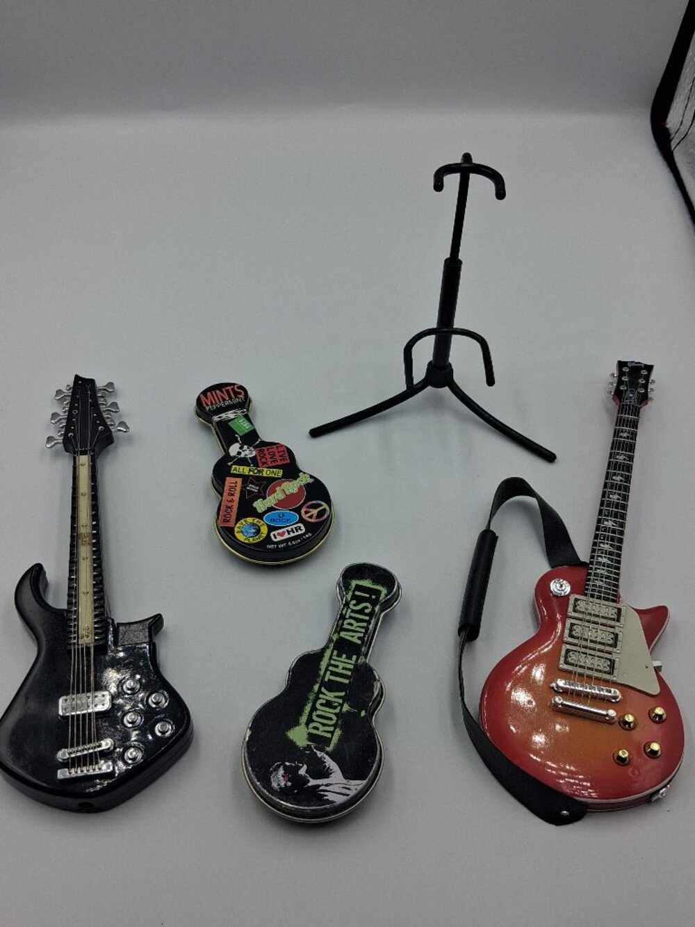 Lot of 4 Mini Collectible Guitars 2 Metal Tins & 2000 Red Gibson & Black w/Stand